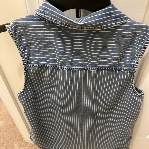 Rock&Republic blue and white striped sleeveless denim blouse - Picture 2 of 4